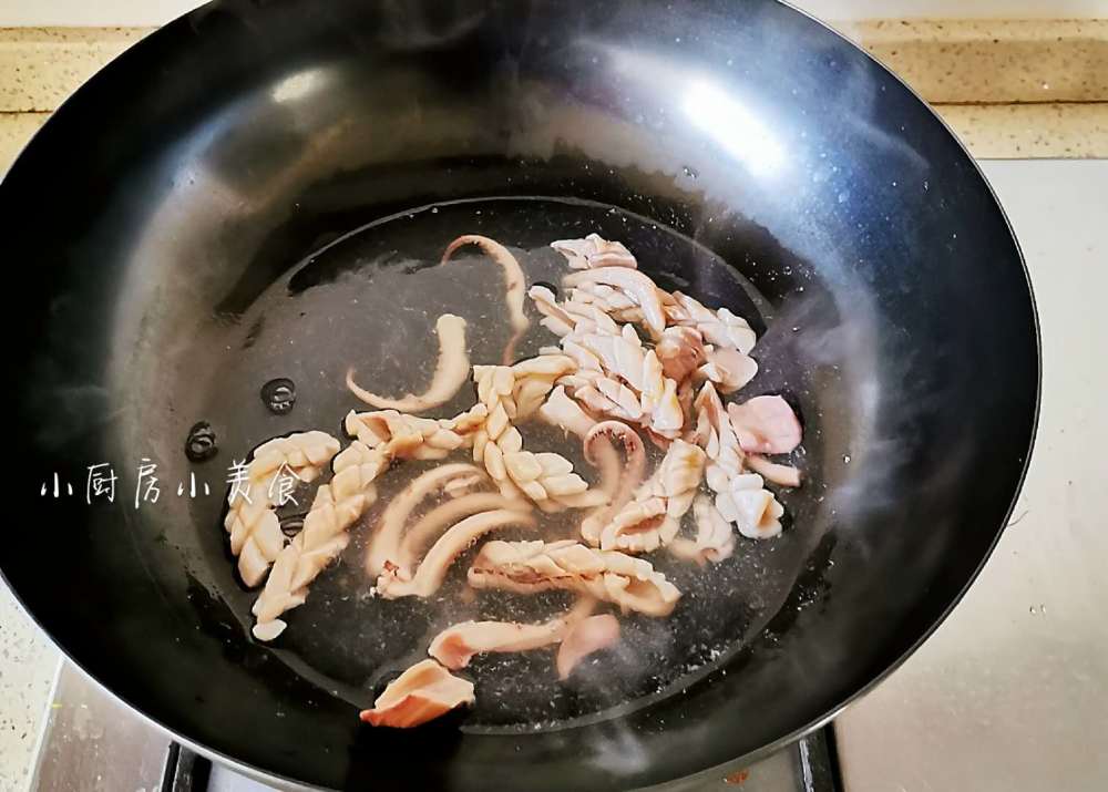 鱿鱼怎么处理干净(笔管鱿鱼怎么处理干净)