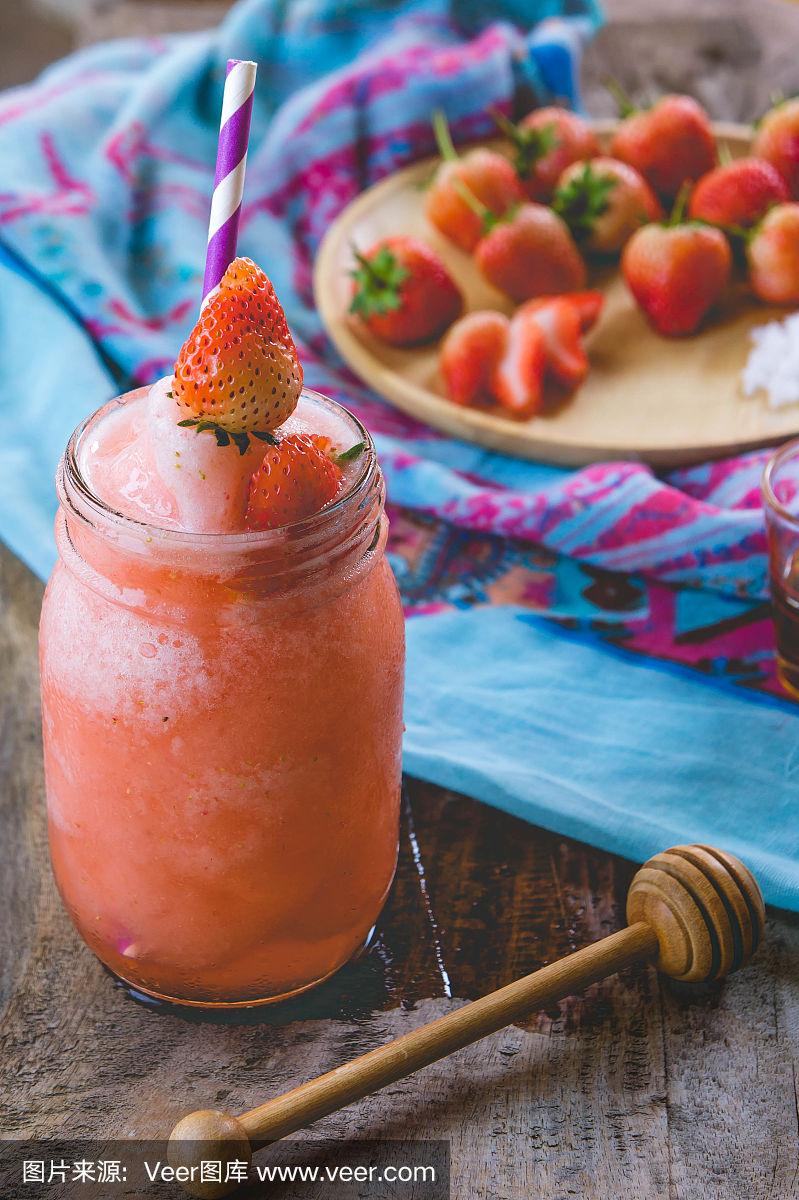 草莓榨汁最佳搭配(草莓跟什么榨汁好喝)